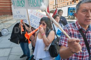1436590837-protest-for-sick-pay-holidays-amp-pensions-at-royal-college-of-music-_8078466